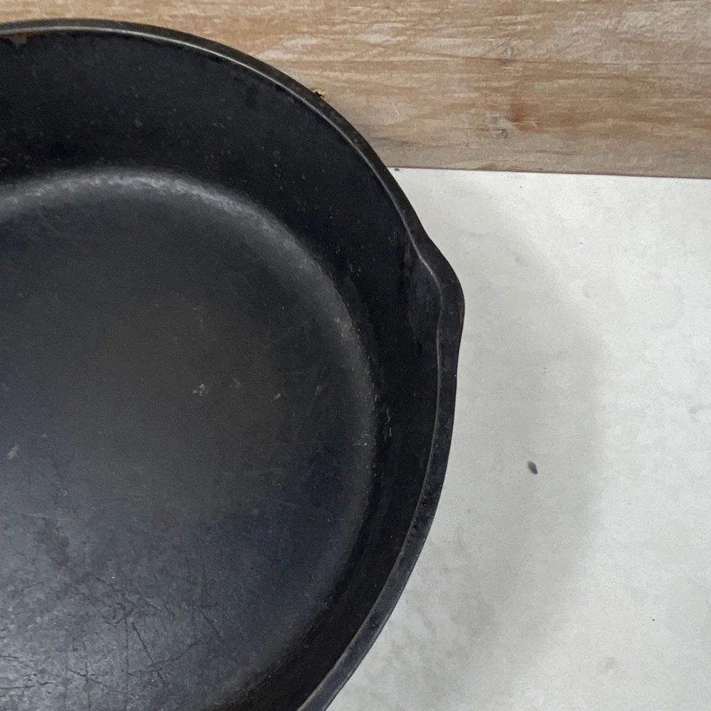 Cast Iron Frying Pan Skillet 10 in Black Round w/ Pour Spout Gas Electric